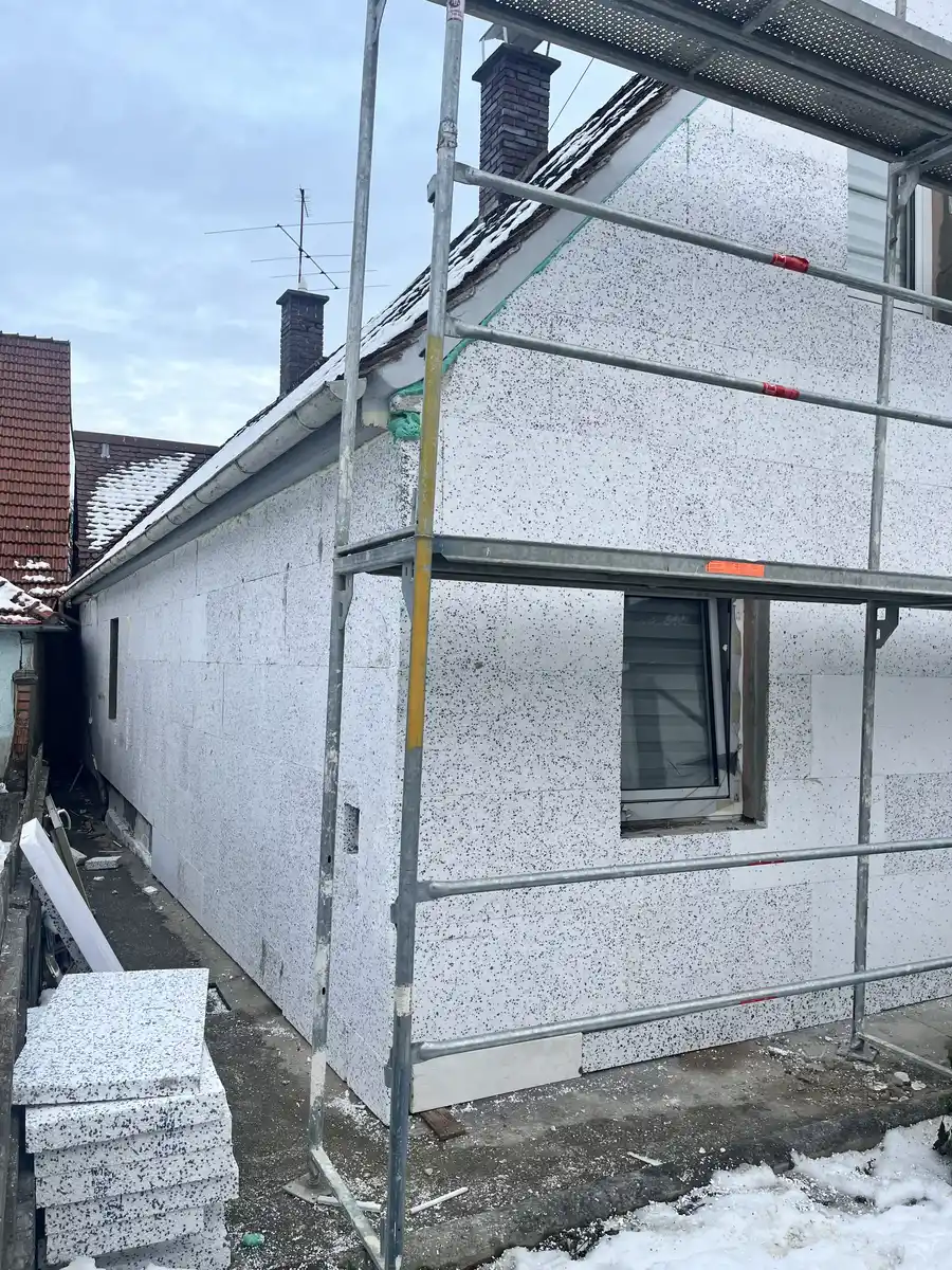 Außendämmung in Augsburg: Fassade mit montierten Dämmplatten vor dem Verputzen