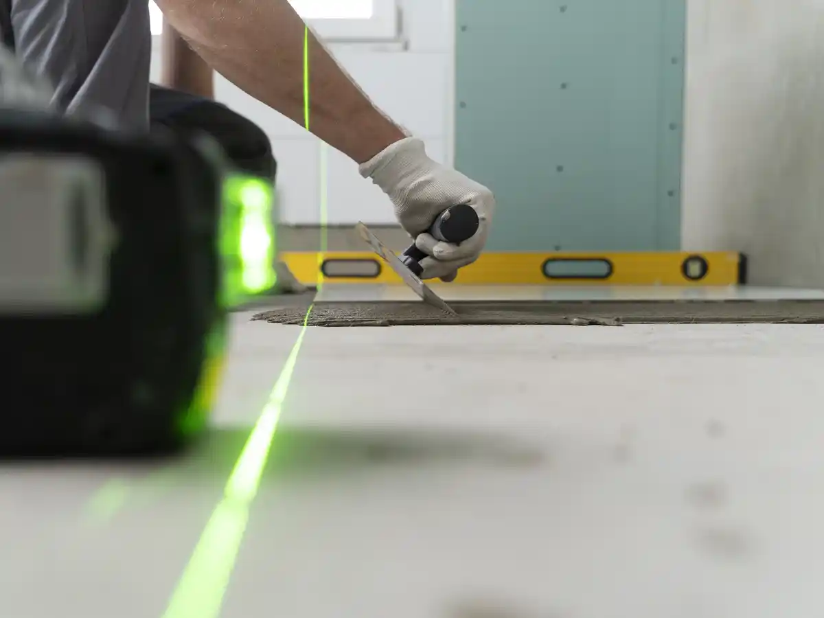 Fliesenverlegung in Augsburg mit Laserniveau – präzise Fliesenarbeiten vom Fachbetrieb