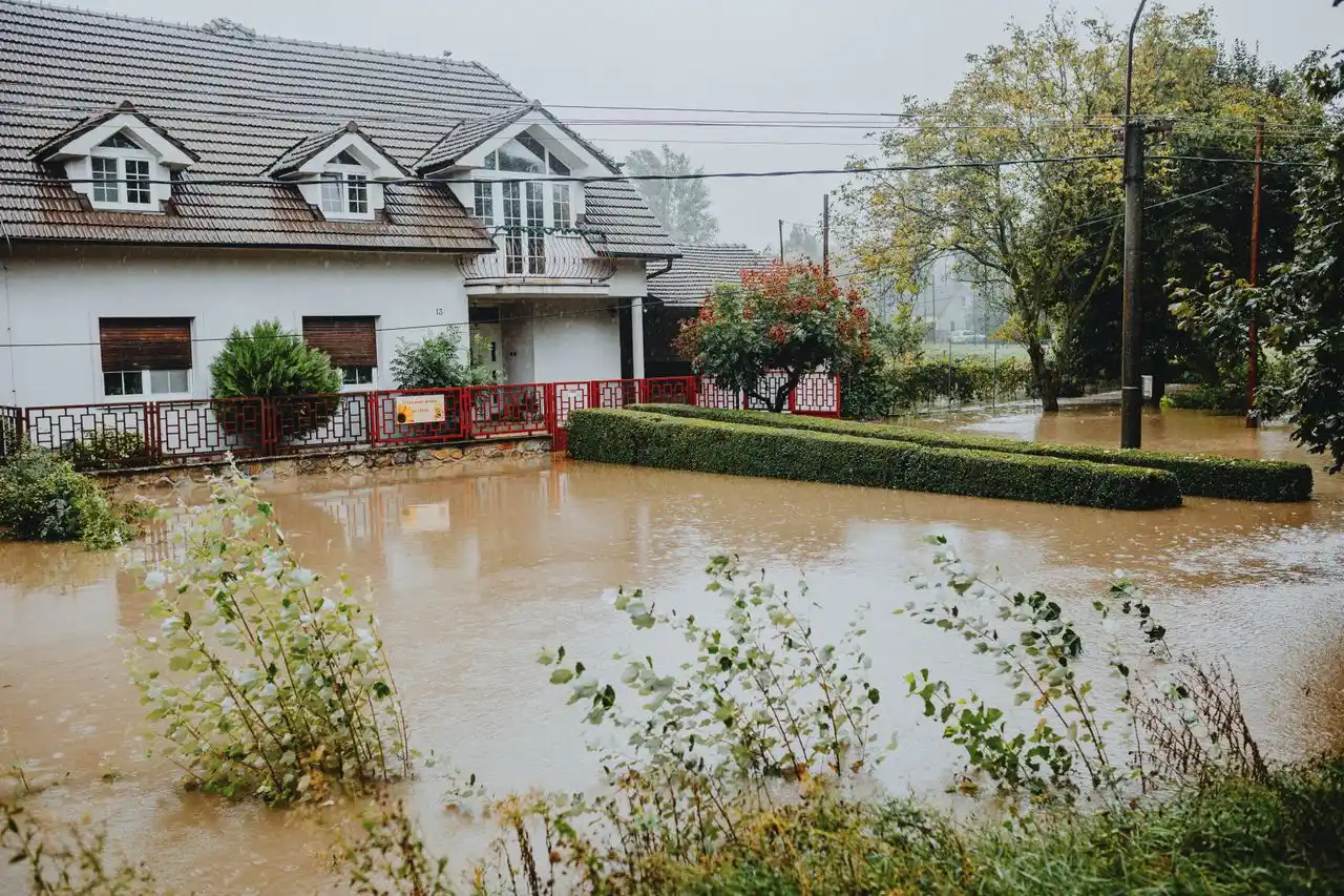 überflutetes Haus bei Starkem Regen in Bayern