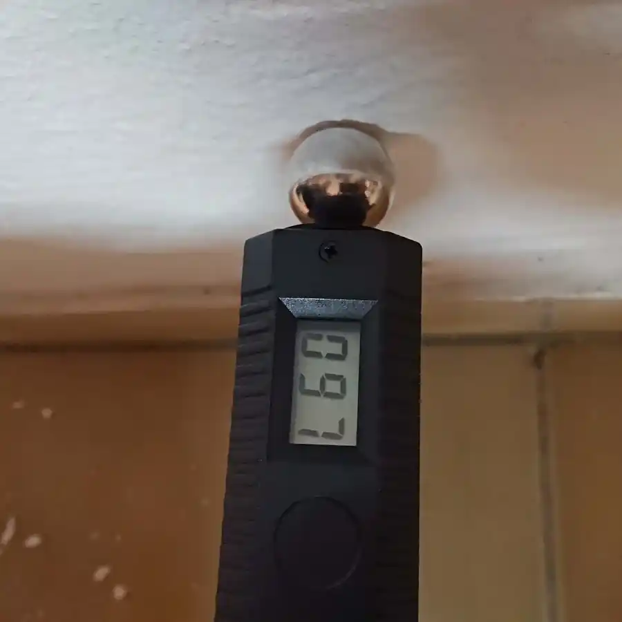 Feuchte Wand durch versteckten Rohrbruch – Leckortung Ingolstadt