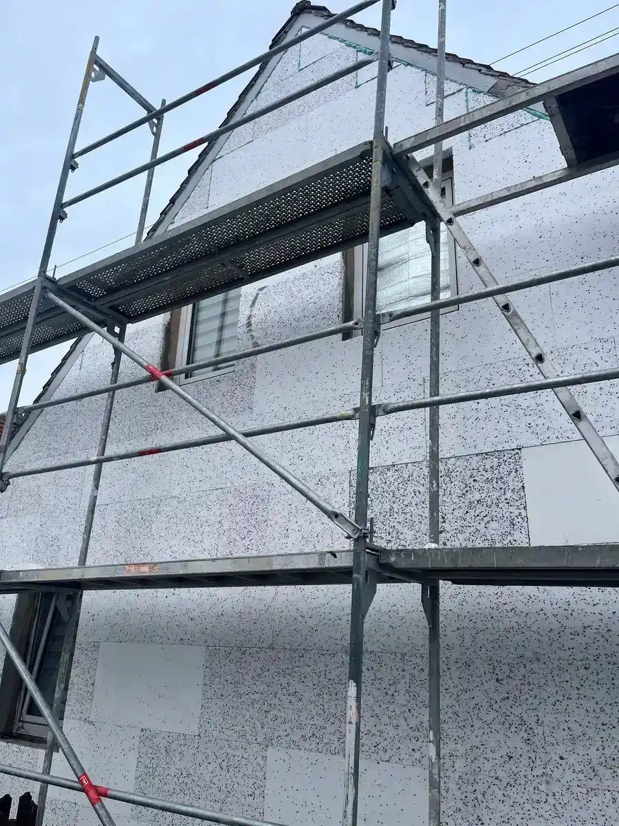 Fassadendämmung München: Gedämmte Außenwand fertig zur Armierung