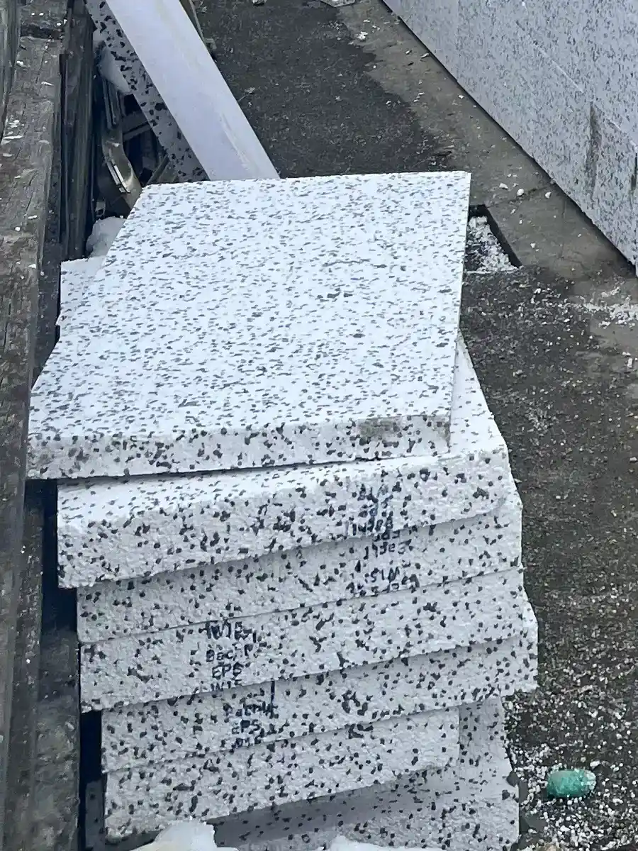 Energetische Modernisierung München: Installation von Dämmplatten an einer Hauswand