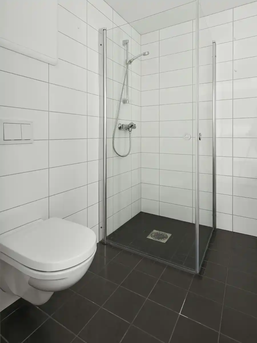 Fliesenarbeiten München – Großformatfliesen in modernem Badezimmer