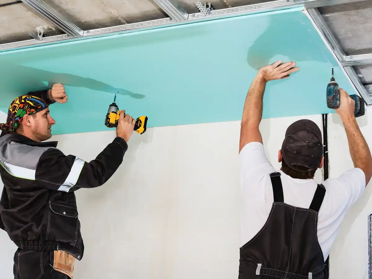 AAbgehängte Trockenbaudecke in München mit Gipskartonplatten