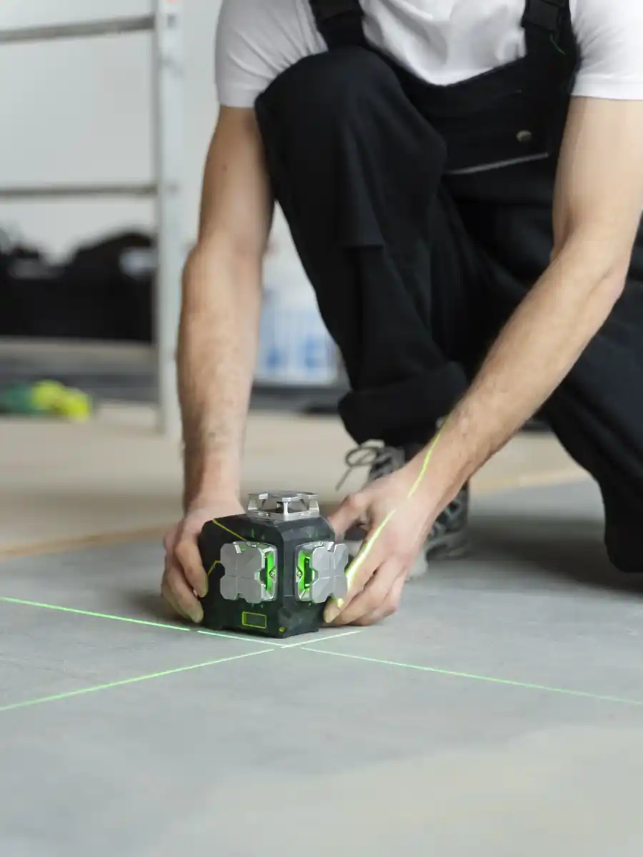 Untergrundvorbereitung für Bodenverlegung in München – Nivellierung unebener Altbau-Böden